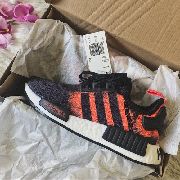 ‼️sold‼️🍁 Rare Adidas NMD R1 Black 4Y/5.5W - Picture 4 of 8